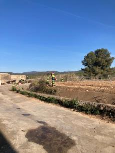 La brigada de la Diputació de Tarragona fa tasques de neteja d’entorns naturals al municipi